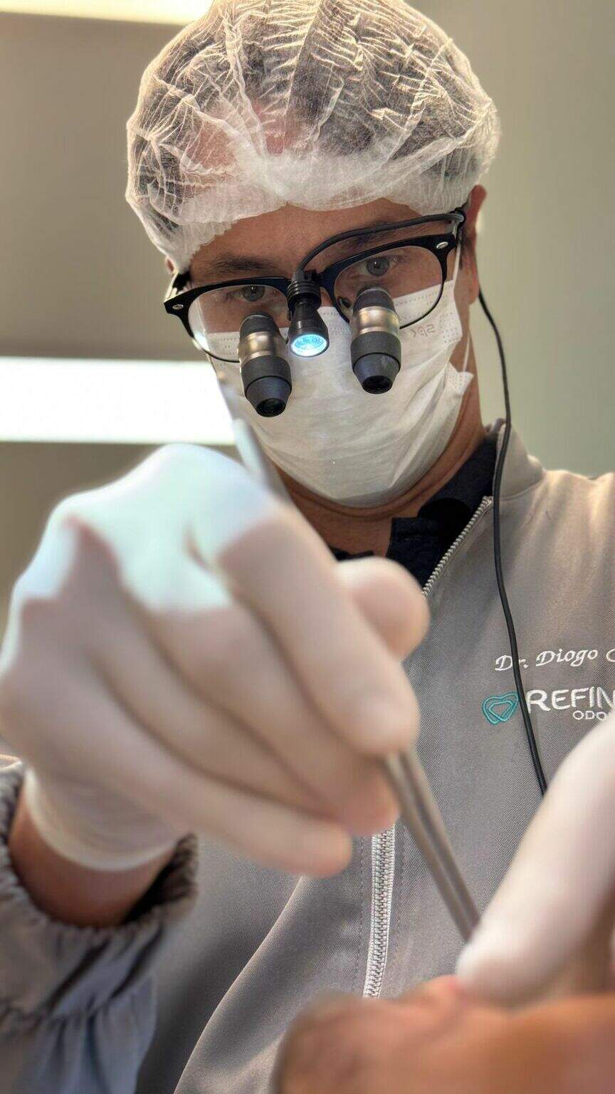 Dr. Diogo Coelho durante atendimento na Refinare